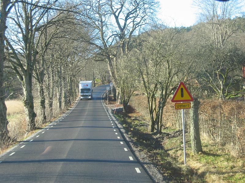 februari 2008 033.jpg - Nu blir det trångt! Några veckor efter att den här bilden togs åkte en sopbil ut för kanten 10 meter bakom lastbilen eftersom den fick ett oväntat (!) möte med en buss...